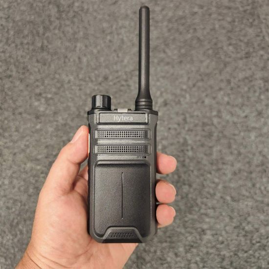 Hytera AP515 UHF - Talkie walkie analogique avec licence - AP515U1 - dans la main