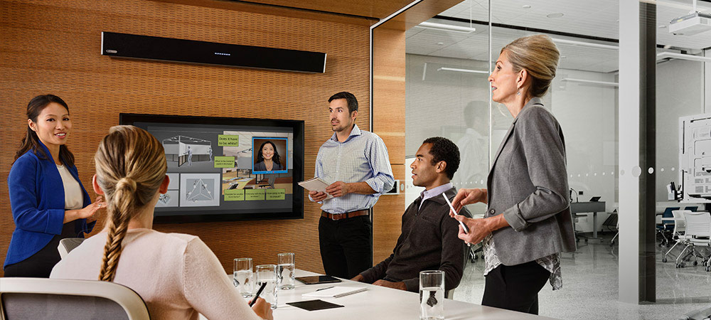 Barre de son-micro Nureva HDL300 dans une salle de videoconferencia