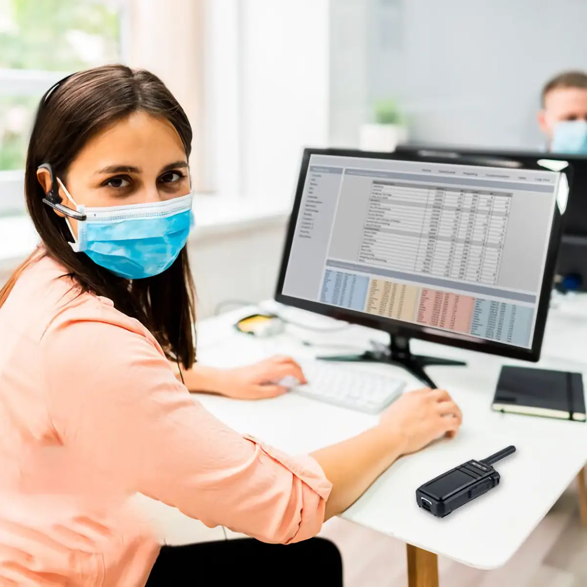 Talkie walkie au bureau pour un travail en équipe - talkie walkie au bureau