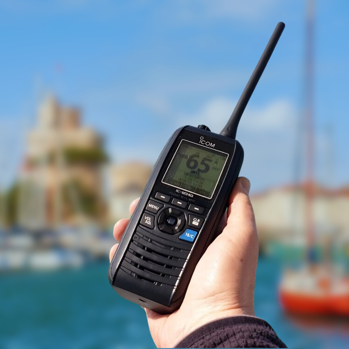 Navegación con sistema AIS en el mar.